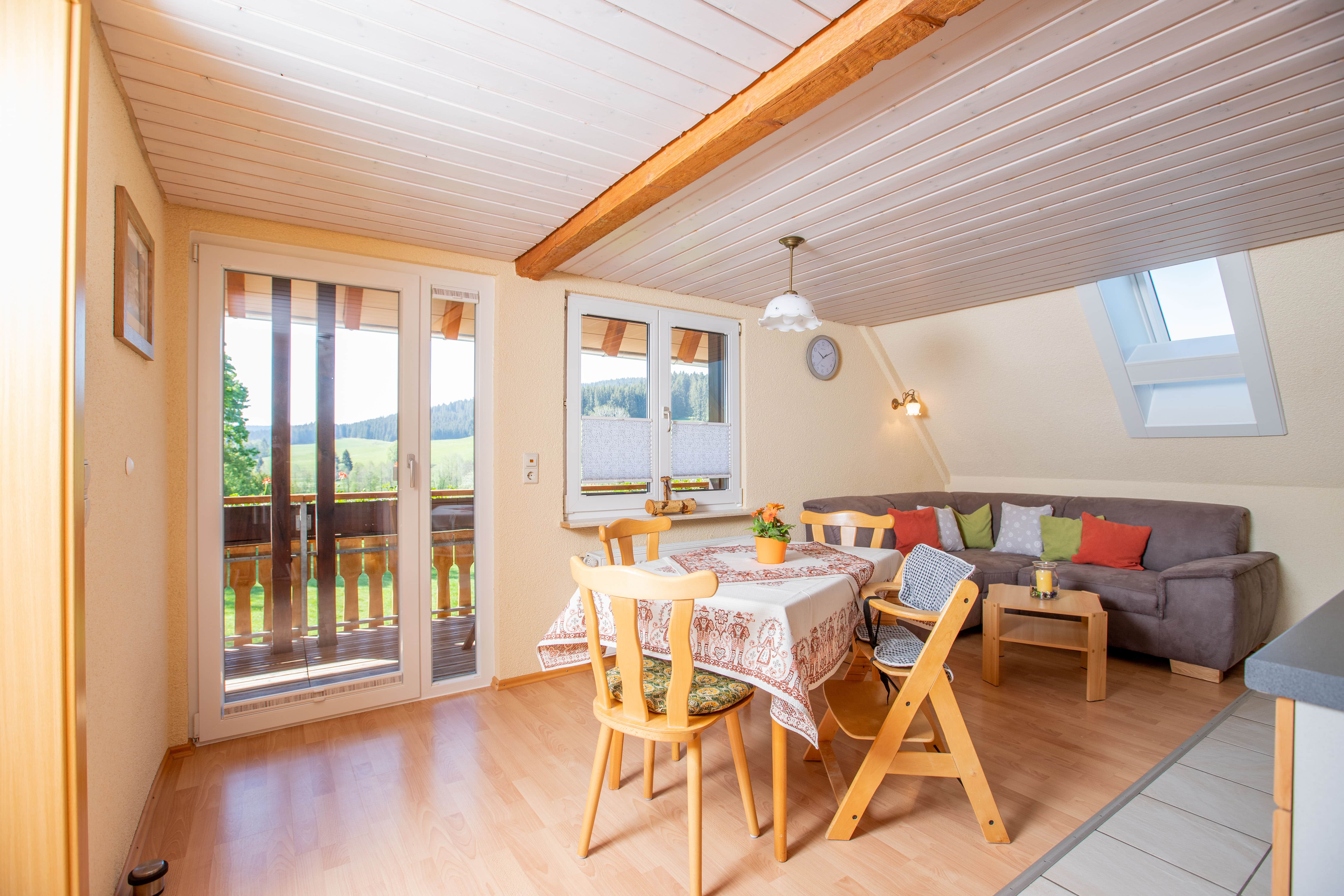Wohnüche Sofaecke Polsterecke Blick auf Balkon Kinderstuhl