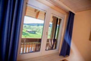 Blick aus dem Fenster des Schlafzimmer Ferienwohnung Kamille mit blauen Vorhängen