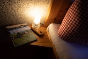 Bettlektüre Schwarzwald mit Nachttischlampe